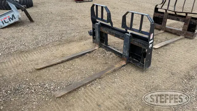 Bobcat skid steer pallet forks