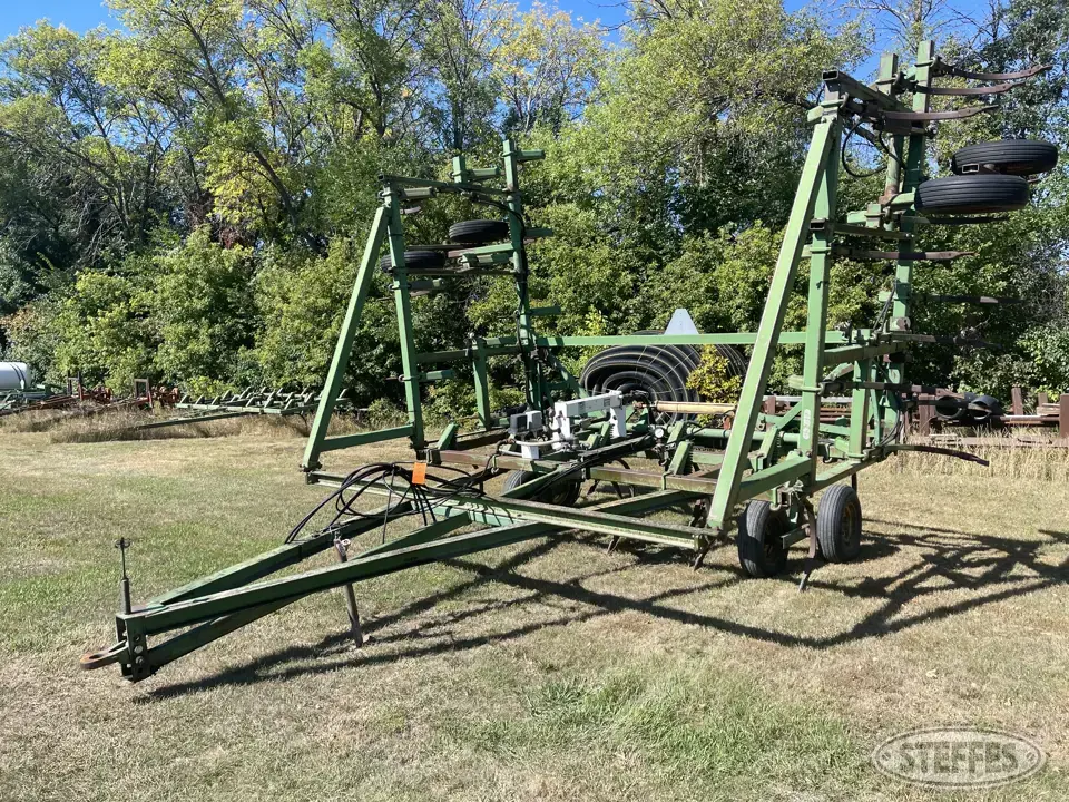John Deere 1600 Chisel Plow