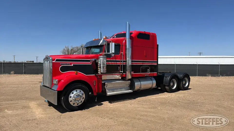 2009 Kenworth W900 Conventional Truck with Sleeper
