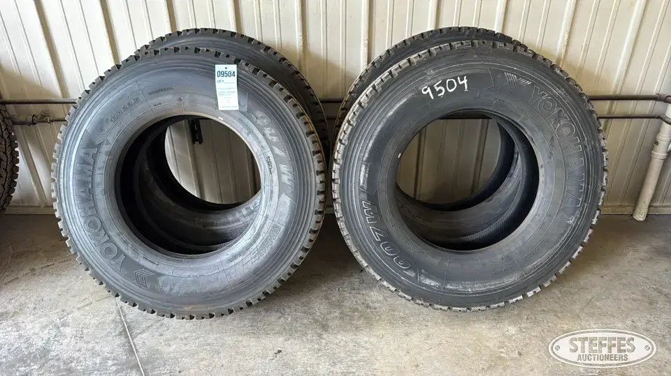 (4) Yokohama 907W 11R22.5 tires Truck Tire