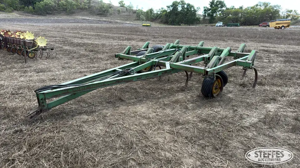 John Deere 1600 Chisel Plow