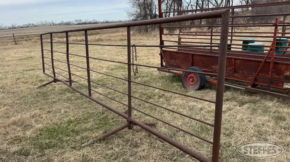 Shop-built freestanding cattle panel Livestock Handling
