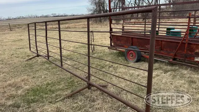 Shop-built freestanding cattle panel