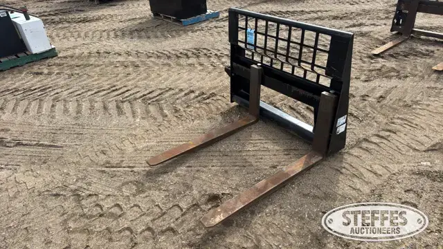 CAT skid steer pallet forks