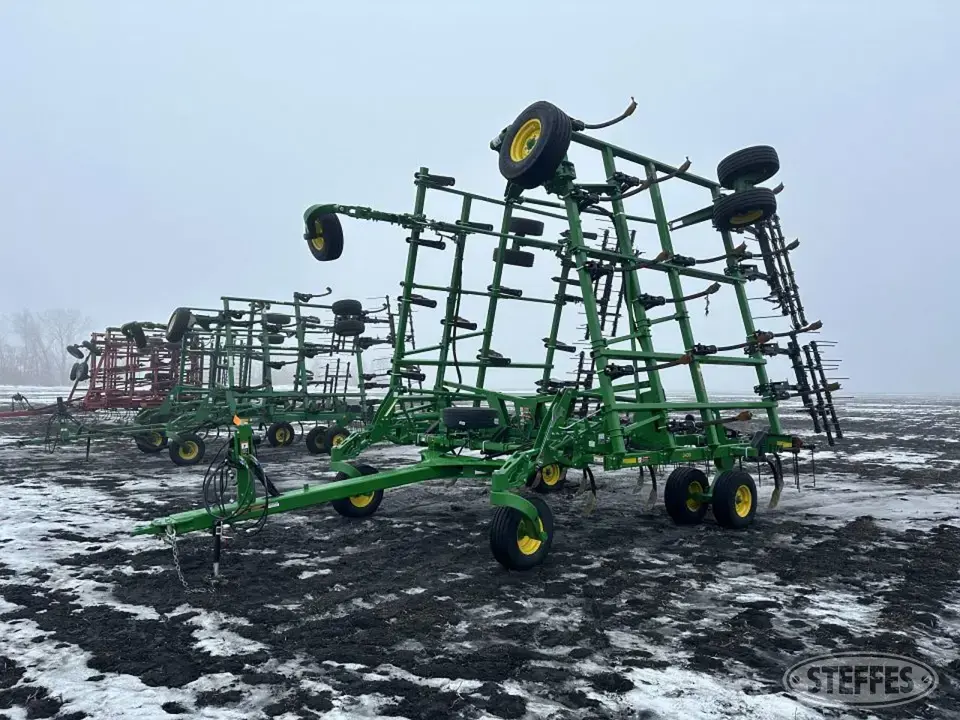 2023 John Deere 2430 Chisel Plow
