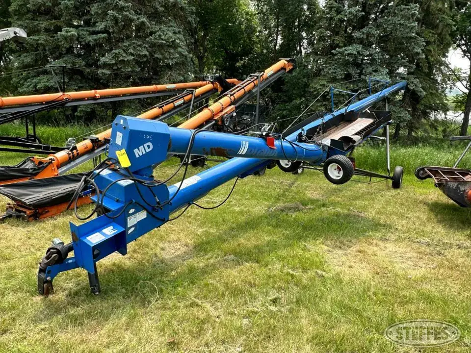 Brandt 1060 Swing Hopper Auger