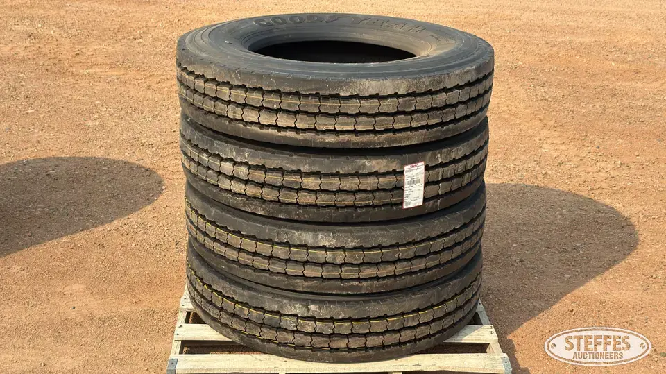 (4) 11R24.5 tires Truck Tire