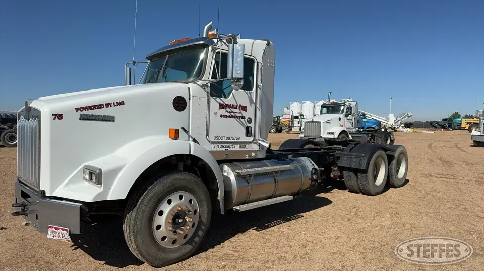 2013 Kenworth T800 LNG Conventional Truck without Sleeper