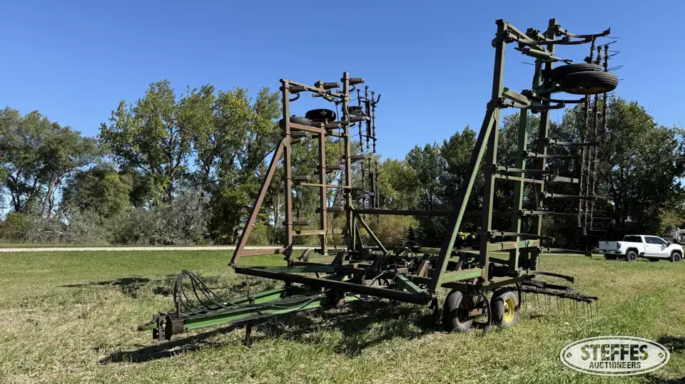 John Deere 1610 Chisel Plow