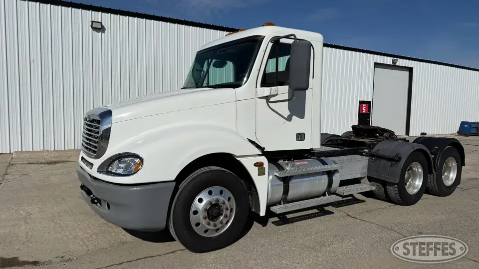 2006 Freightliner Columbia 120 Conventional Truck without Sleeper