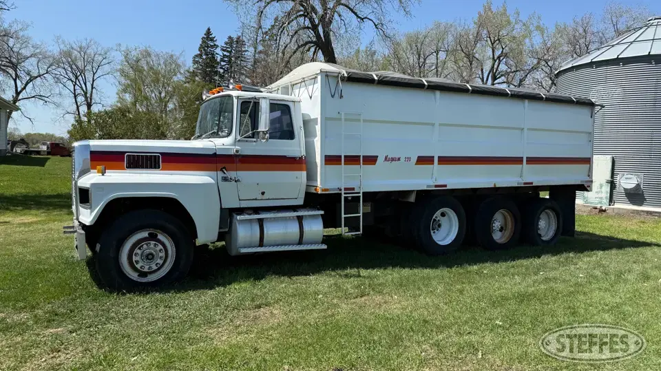 1982 Ford LTL9000 Tri-Axle Boxed Truck