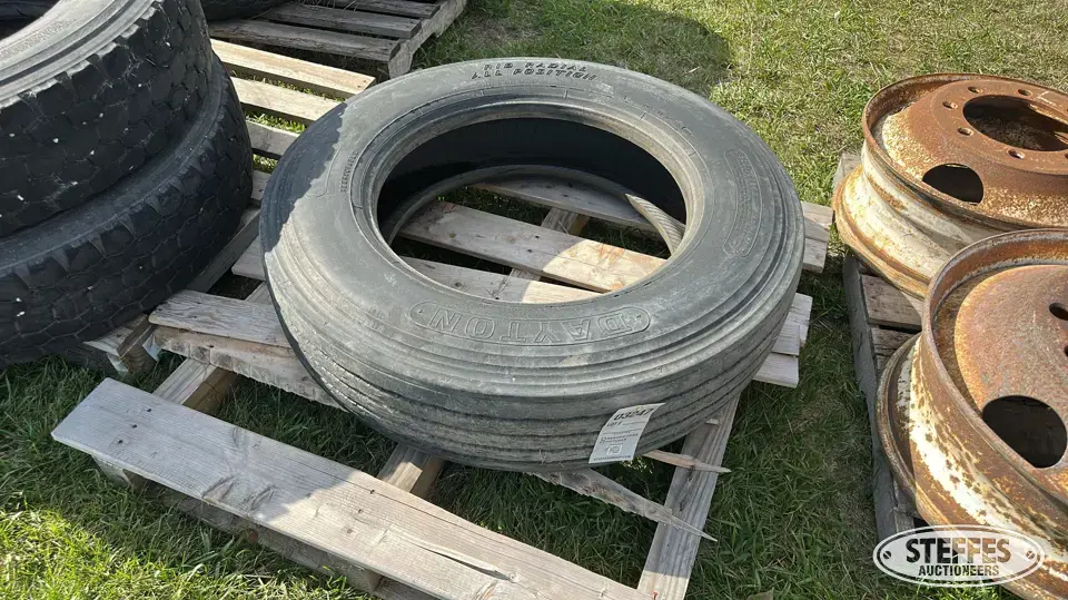 Dayton 285/75R24.5 tire Truck Tire