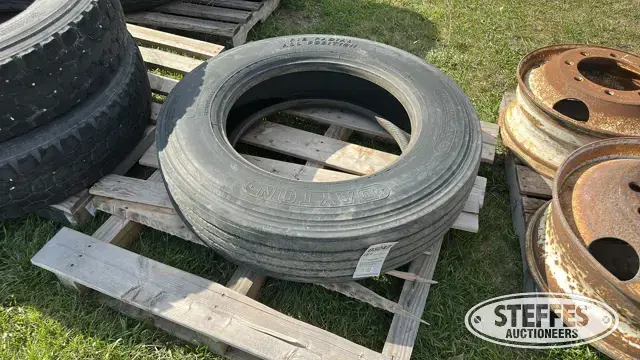 Dayton 285/75R24.5 tire