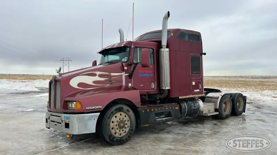 1993 Kenworth T600 Conventional Truck with Sleeper