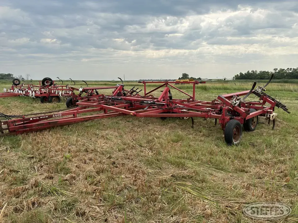 Wil-Rich 4400 Chisel Plow