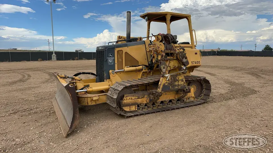 2004 Deere 700H LGP W/2007 Midwestern M540 Dozer