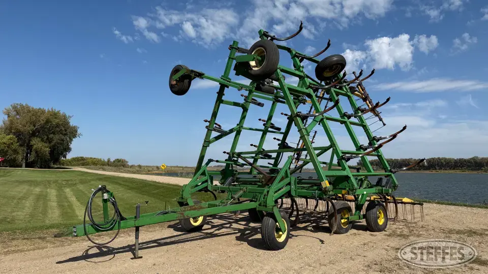John Deere 610 Chisel Plow
