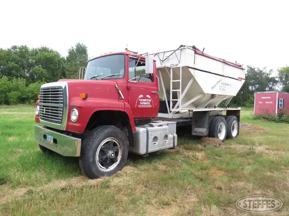 1982 Ford 8000 Tender Truck