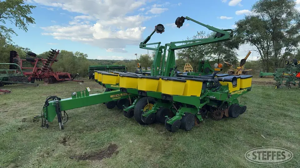 1998 John Deere 1760 12 or More Row Planter