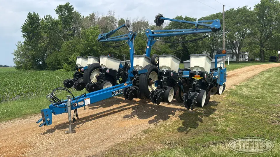 2000 Kinze 3200 12 or More Row Planter