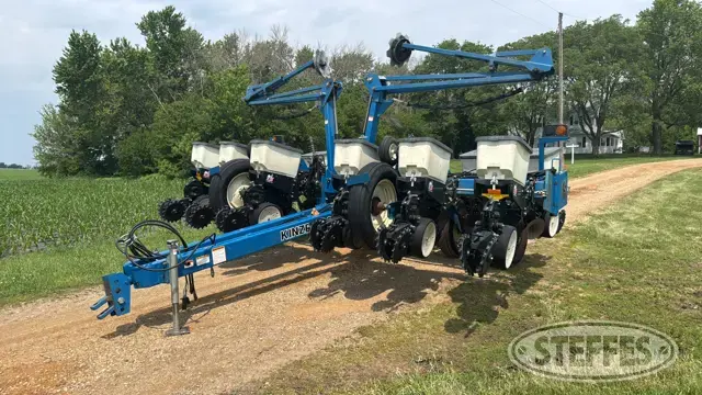 2000 Kinze 3200