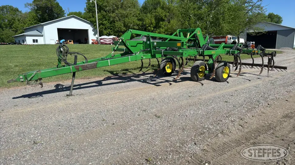 John Deere 680 Chisel Plow