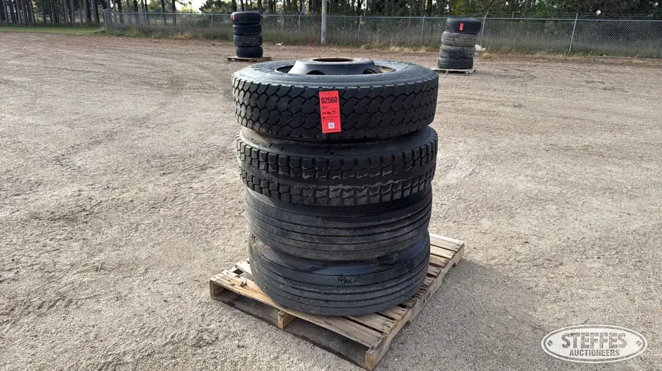 (4) 295/75R22.5 tires Truck Tire