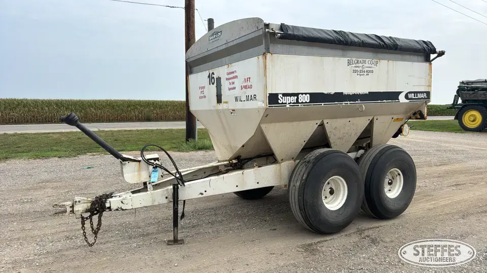 Willmar Super 800 Pull-Type Dry Spreader