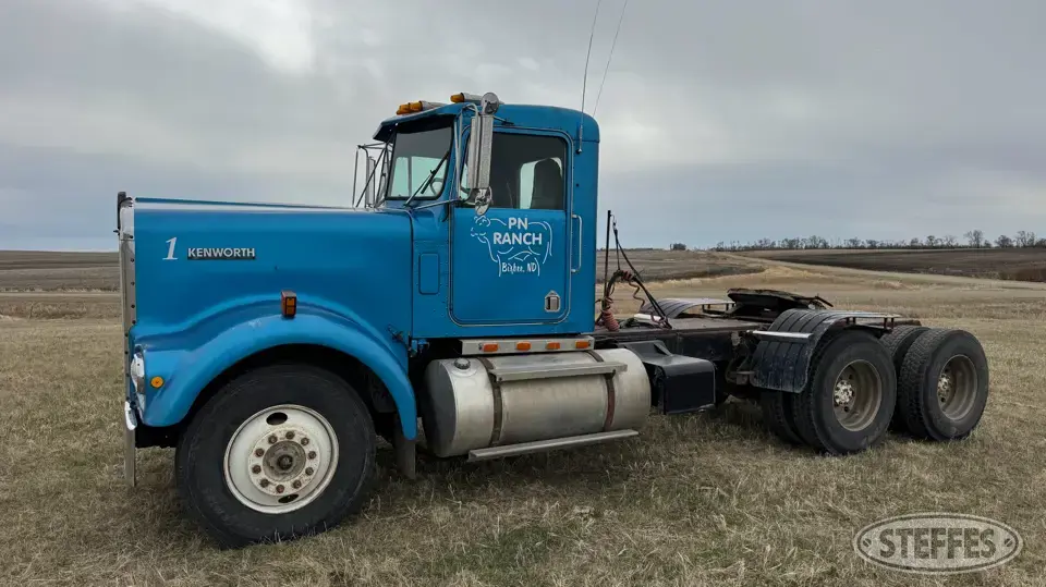 1981 Kenworth W900 Conventional Truck without Sleeper