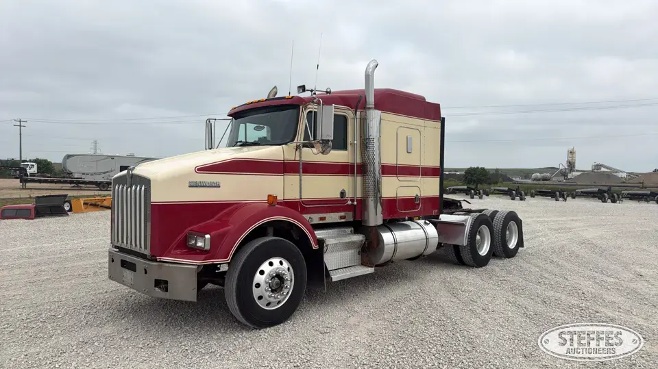 1999 Kenworth T800 Conventional Truck with Sleeper