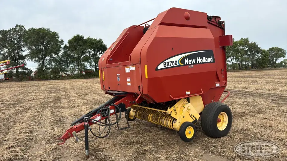 2004 New Holland BR750 Round Baler