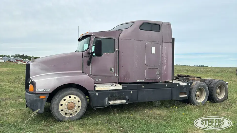 1996 Kenworth T600 Conventional Truck with Sleeper