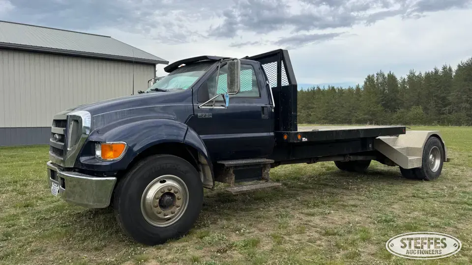 2004 Ford F-750 XL Flatbed Truck