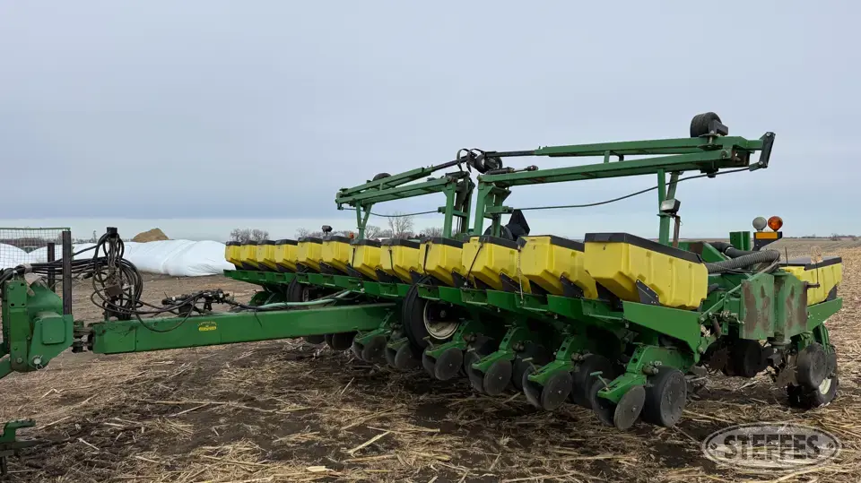 John Deere/Moore Built 2422 12 or More Row Planter
