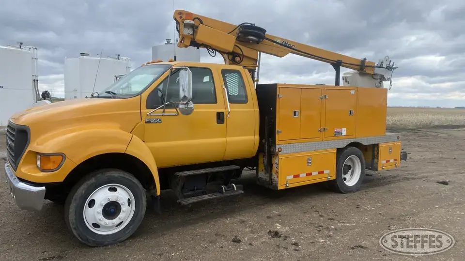2000 Ford F-650 Super Duty XLT Boom Truck
