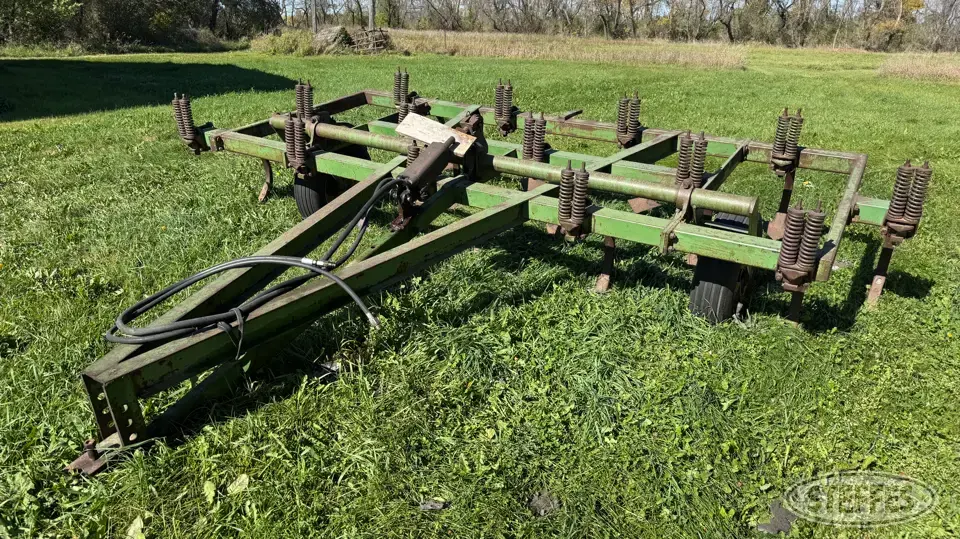 John Deere 100 Chisel Plow