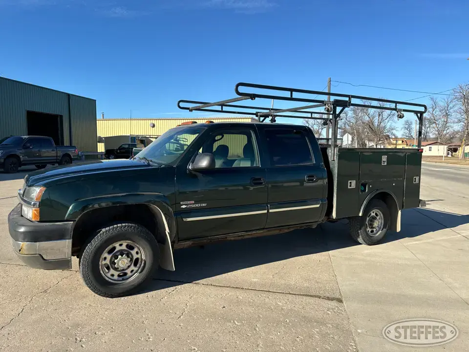 2004 Chevrolet Silverado 2500HD LS 3 Quarter Ton Pickup