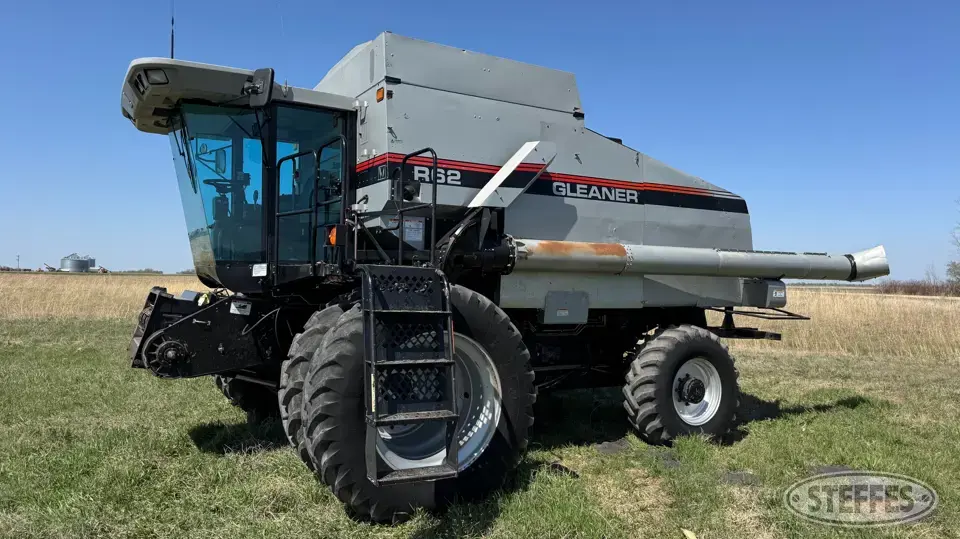 2002 Gleaner R62 Combine