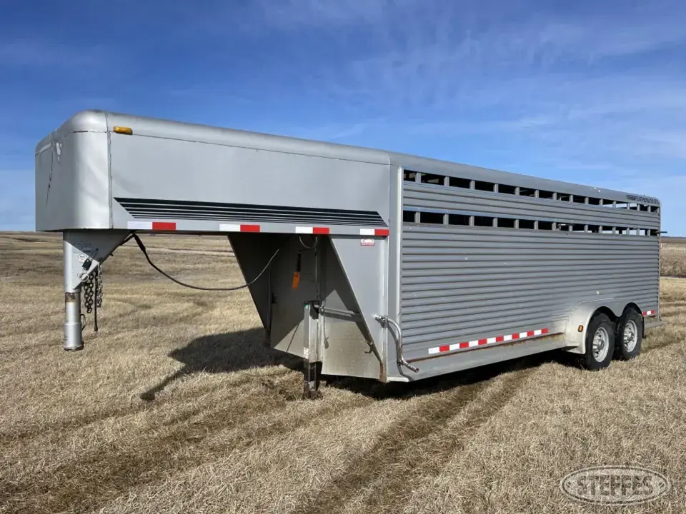 2005 Featherlite STL Gooseneck Livestock Trailer
