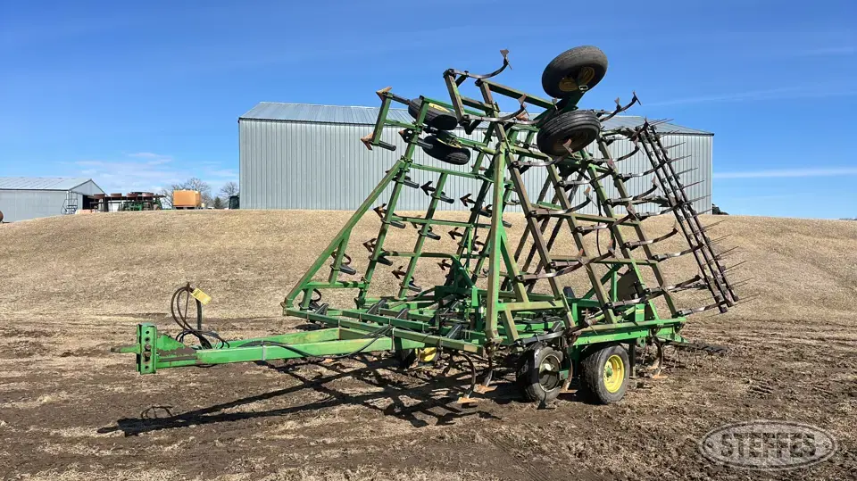 John Deere 960 Field Cultivator