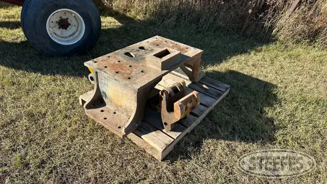 CAT scraper hitch