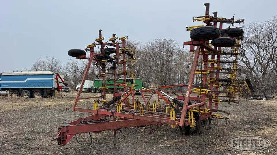 1980 Bourgault 3438 Field Cultivator