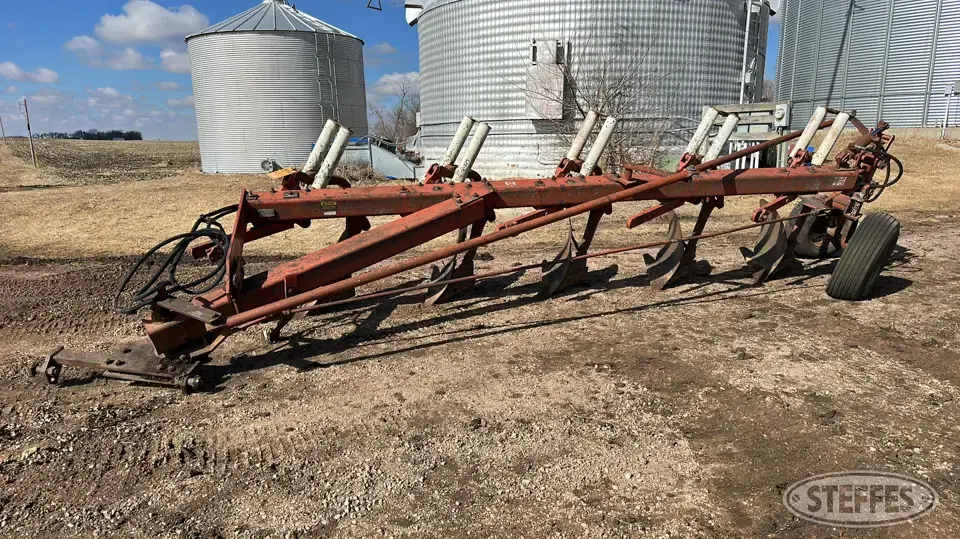 International 720 Automatic Plow