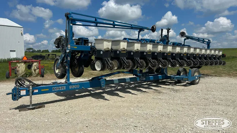 2004 Kinze 3600 12 or More Row Planter