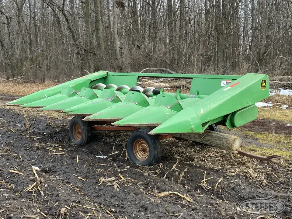 John Deere 643 Corn Head
