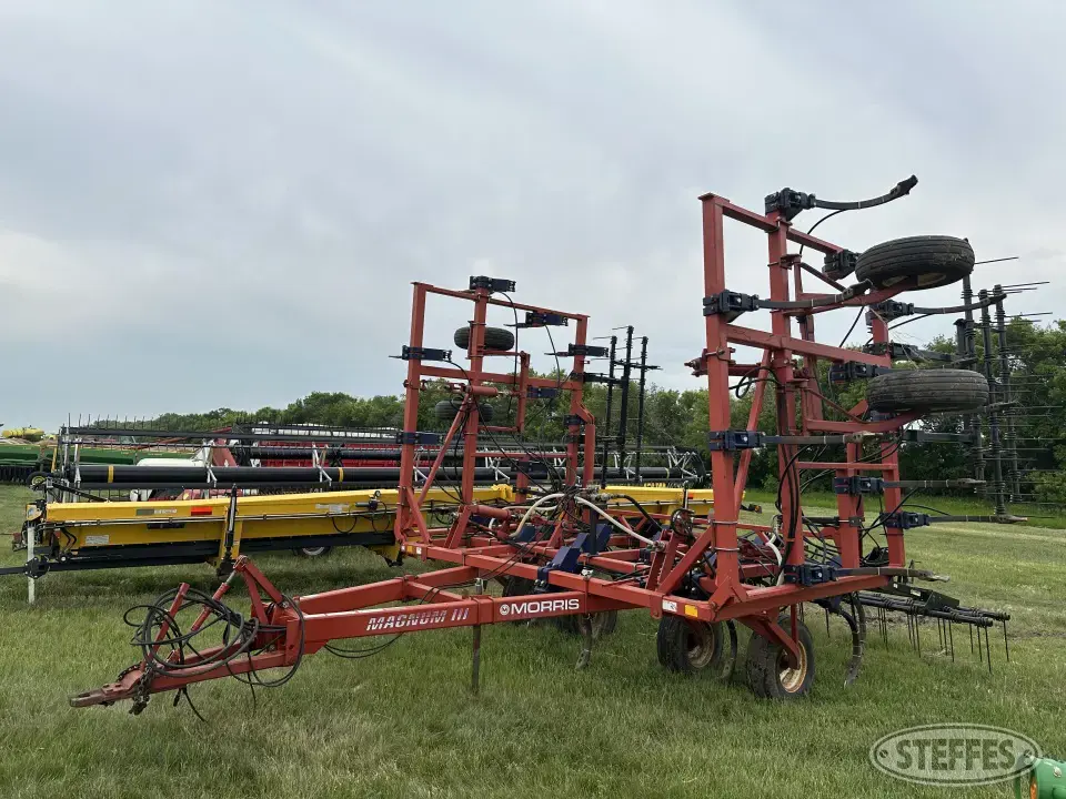 Morris Magnum III Chisel Plow