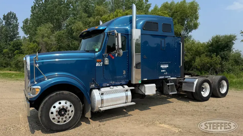 2000 International 9900i Conventional Truck with Sleeper