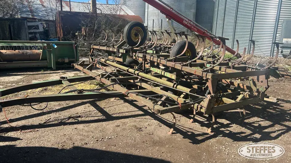 John Deere 1010 Field Cultivator