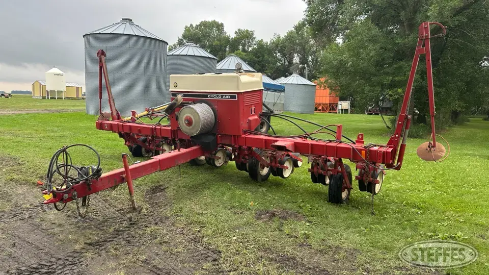 International 800 Cyclo Air Less Than 12 Row Planter