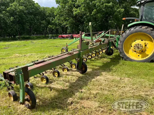 Row crop cultivator
